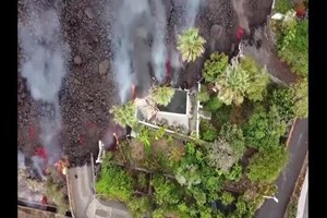 Lava atinge piscina em La Palma, Canárias