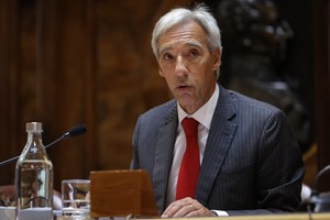 PSD quer ouvir MNE com urgência sobre 'situação caótica' nos serviços consulares