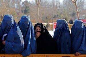 Mulheres afegãs com niqab e abaya