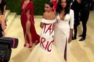 Congressista Alexandria Ocasio-Cortez usa vestido com a frase "taxem os ricos" na Met Gala - sábado