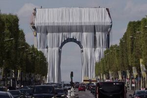 Arco do Triunfo em Paris embrulhado? Sim, e é arte - sábado