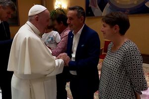 Papa encontra-se com três famílias cristãs que fugiram do Afeganistão - sábado