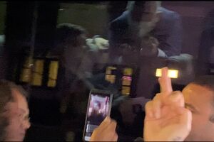 Ministro da Saúde do Brasil mostra dedo do meio a manifestantes em Nova Iorque - sábado