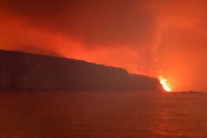 Imagens captadas pela Guardia Civil espanhola mostram lava do vulcão de La Palma a cair no mar - sábado