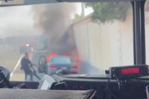 Polícia resgata homem de carro em chamas nos EUA  -  sábado