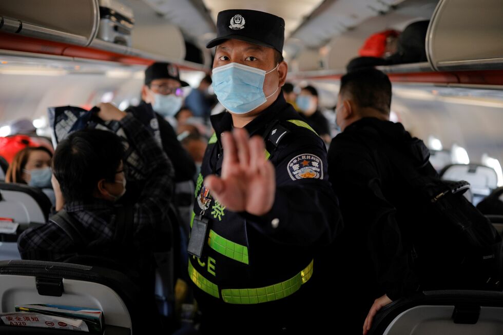 Polícia no Aeroporto de Xinjiang 