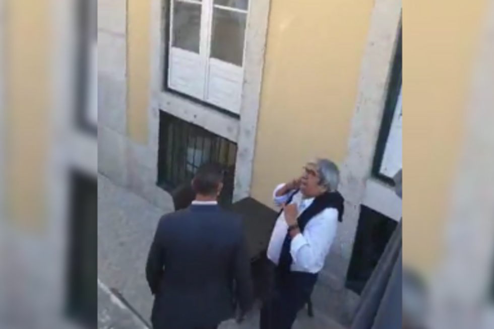 Ferro Rodrigues apupado e insultado por dezenas de manifestantes negacionistas