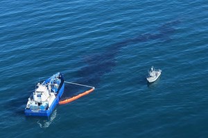Mais de 480 mil litros de crude ameaçam costa da Califórnia