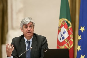 Subida dos combustíveis 'aparentemente descontrolada', mas temporária, diz Centeno