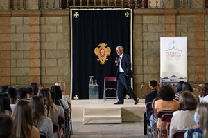 Marcelo critica 'recuo na intervenção política das mulheres' e diferenças salariais