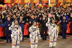 Nave atracou com sucesso na estação espacial da China para uma missão de seis meses