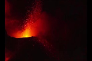 Vulcão nas Canárias mantém uma atividade intensa um mês depois da primeira erupção