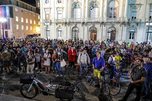 Um milhar de pessoas manifestam-se em Lisboa em defesa da ciclovia da Almirante Reis