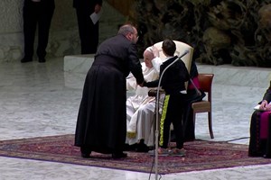 Menino queria solidéu do Papa. Teve direito a um só para si