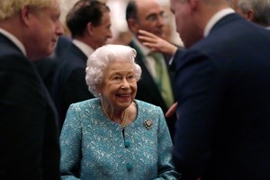 Rainha Isabel II passa noite no hospital após cancelar visita