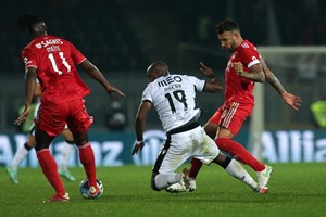 Benfica empata em Guimarães e fica em boa posição de seguir na Taça da Liga