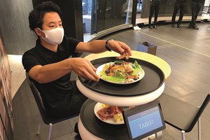E se em vez de funcionários fossem robôs a servir à mesa?