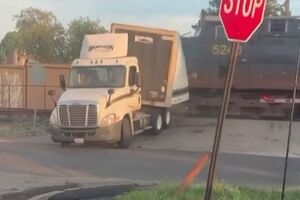 Vídeo mostra momento em que comboio choca com camião nos EUA
