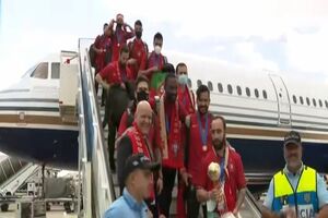 "Nós somos campeões": Adeptos eufóricos recebem seleção nacional de futsal no Aeroporto de Lisboa