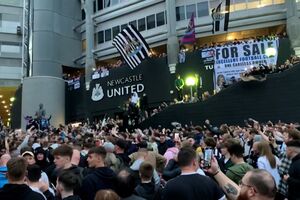Adeptos do Newcastle festejam venda do clube
