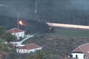 Lava do vulcão de La Palma destrói campo de futebol