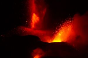 Vulcão de La Palma mantém uma atividade intensa um mês depois da primeira erupção - sábado