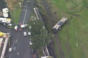 Comboio descarrila na Austrália após embater em veículo abandonado nos carris - sábado