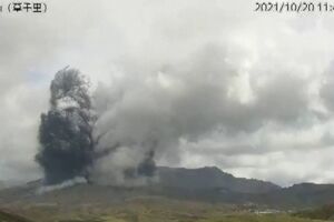 Imagens de videovigilância mostram momento em que o vulcão Aso no Japão entra em erupção - SÁBADO
