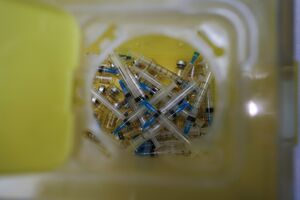 Fingia que vacinava as crianças, enfermeira que deitava doses para o lixo investigada em Espanha