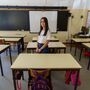 Máscaras nas crianças, proibição de levar brinquedos, falta de professores. Escolas num caos