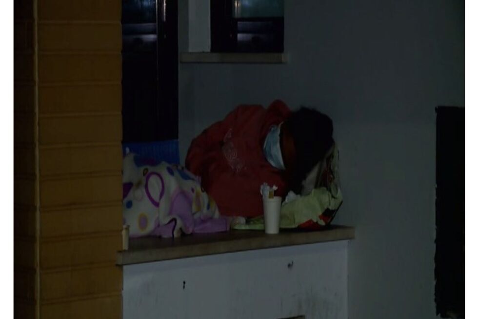 Utentes passam noites na rua para conseguirem consultas no Centro de Saúde do Carregado