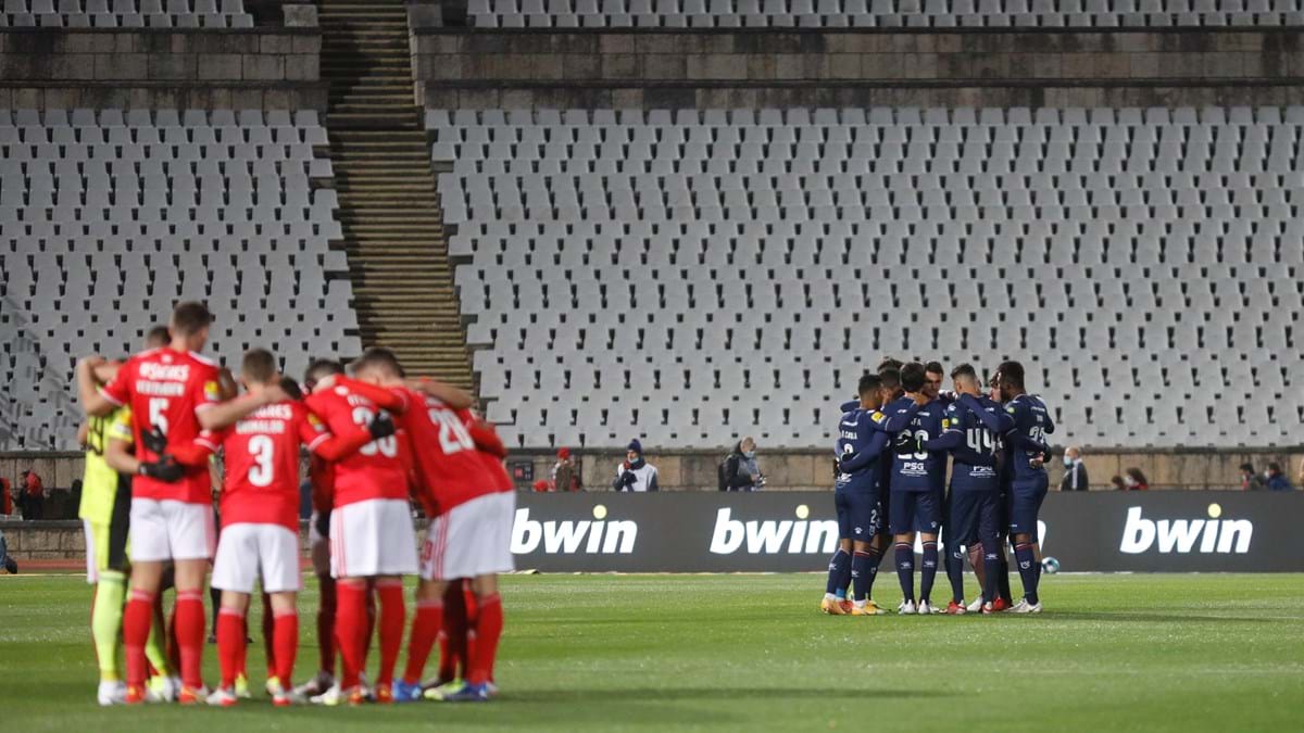 Benfica e outros três clubes portugueses têm jogadores diagnosticados com  Covid-19, futebol português