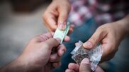 <![CDATA[ Novas drogas psicoativas detetadas ao ritmo de uma