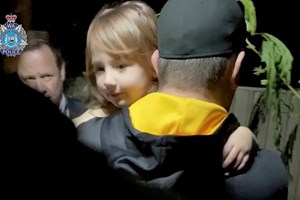 18 dias depois, encontraram Cleo Smith sã e salva. E já comeu gelado