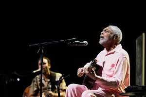 Porque continuamos a adorar Gilberto Gil?