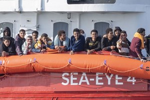 Navio humanitário alemão com mais de 800 migrantes atracou num porto italiano