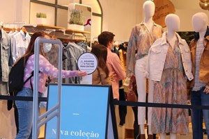 Covid-19: Retalho e restauração com quebra de 30% do volume de negócios em 2021