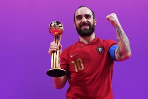Ricardinho anuncia fim da carreira na seleção nacional