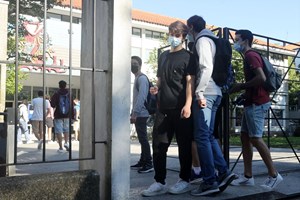 Sete em cada dez alunos terminam o ensino secundário sem chumbar