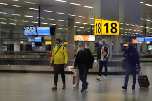 61 passageiros da África do Sul testaram positivo em Amesterdão. Esperaram horas na pista