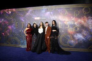 A diretora Chloe Zhao com os membros do elenco Salma Hayek, Angelina Jolie, Barry Keoghan e Gemma Chan
