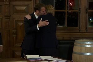 O abraço sentido entre Emmanuel Macron e Angela Merkel - sábado