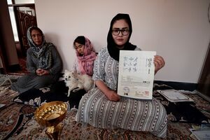 Yasamin Azizi com o certificado do último treino de taekwondo que fez em Kabul.