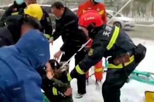Mulher cai e fica presa em buraco de esgoto durante tempestade de neve na China