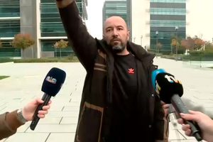 Mário Machado crítica Ministério Público e faz saudação nazi à saída do tribunal
