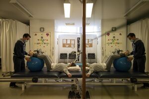 Utente faz fisioterapia com um dos profissionais do SPEM.