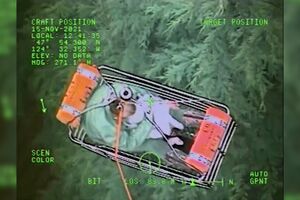 Bebé resgatado de helicóptero de zona afetada pelas cheias nos EUA - sábado