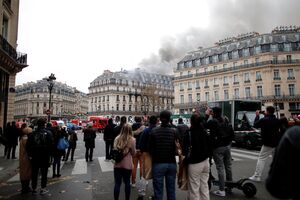 Incêndio junto à Ópera Paris