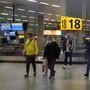 61 passageiros da África do Sul testaram positivo em Amesterdão. Esperaram horas na pista