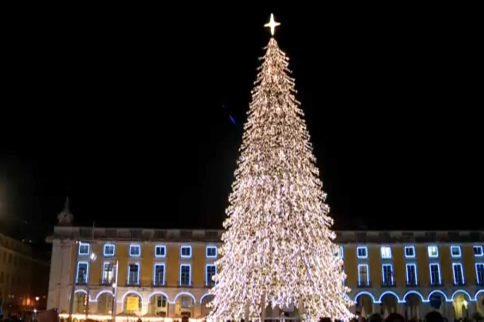 Luzes de Natal já se acenderam em Lisboa. Veja as imagens da 'magia' da quadra no Terreiro do Paço